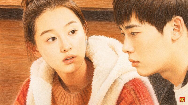 ドラマ『ハイキック3 ~短足の逆襲~』で、初々しい表情で見つめ合う若手時代のキム・ジウォンとイ・ジョンソクのイラスト