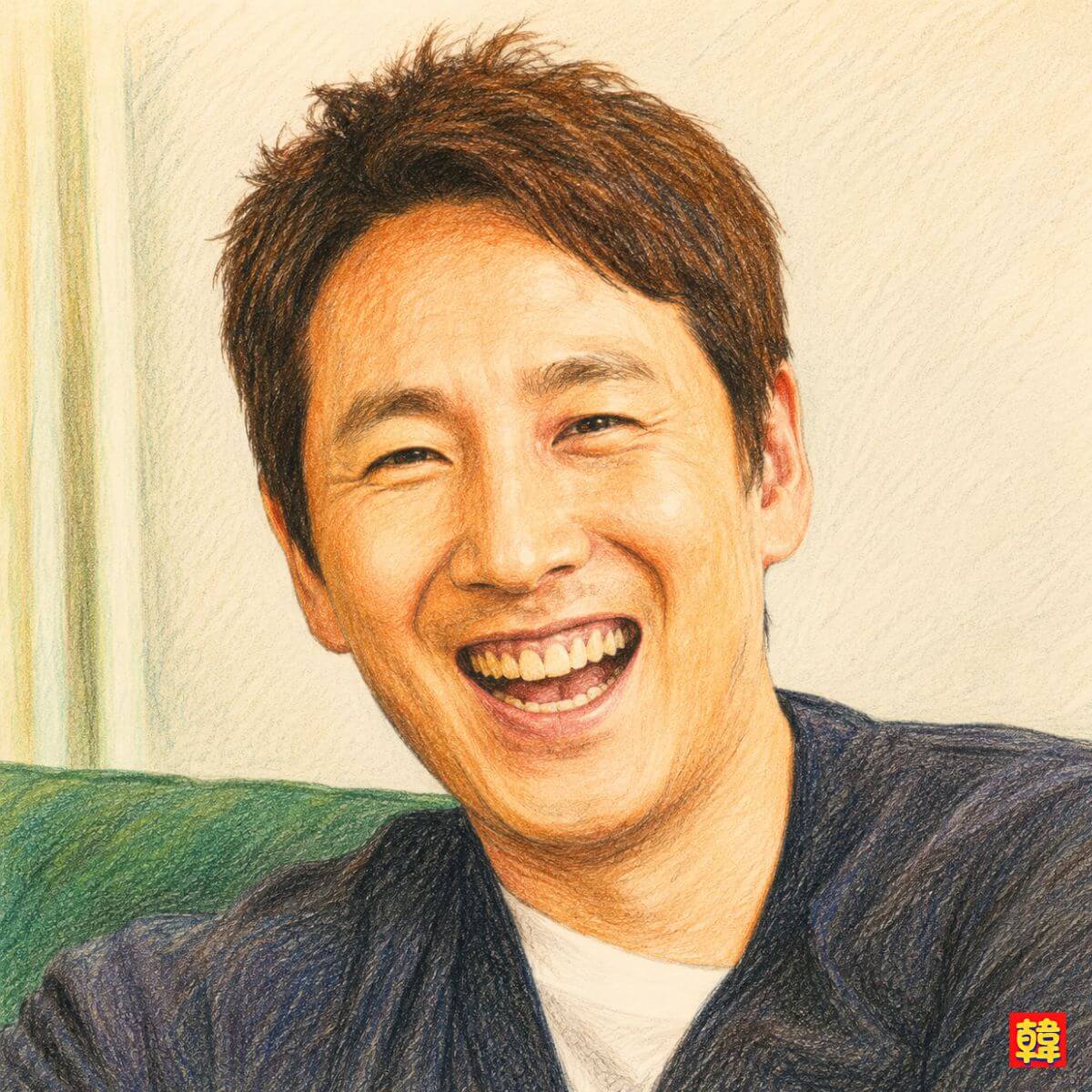 ドラマ『マイ・ディア・ミスター〜私のおじさん〜』で主人公パク・ドンフン役を演じるイ・ソンギュンのソロイラスト。緑色のソファーに腰掛け、ネイビーのシャツを着た彼が、目元を優しく細めて口を大きく開け、心から嬉しそうに満面の笑みを浮かべている温もり溢れるクローズアップカット。