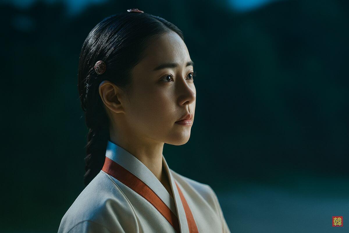 「オク氏夫人伝」のヒロインが韓服姿で月明かりの下で凛とした視線を向ける幻想的なシーン