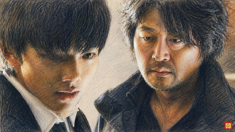 映画『ファイ 〜怪物を飲み込んだ子〜』のワンシーンを描いた色鉛筆風のイラスト。黒いスーツ姿で鋭く切ない眼差しを見せるヨ・ジングと、その隣で険しい表情を浮かべる父親役のキム・ユンソクのクローズアップ。