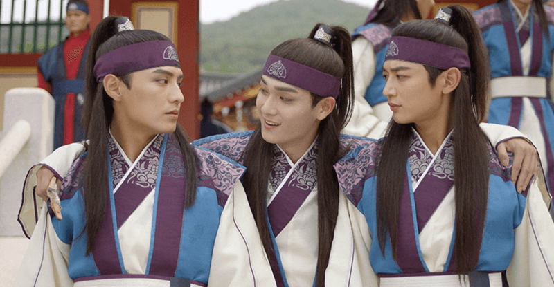 スホ（ミンホ／SHINee）、パンリュ（ト・ジハン）、ヨウル（チョ・ユヌ）が肩を寄せ合い顔を見合わせる、『花郎〈ファラン〉』の青春感あふれる仲間ショット