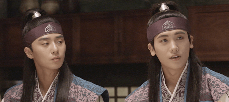 ムミョン／ソヌ（パク・ソジュン）と真興王（パク・ヒョンシク）が並んで座る、『花郎〈ファラン〉』の静かで深い絆を感じる場面
